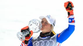 Tessa Worley avec son petit globe à Méribel, le 20 mars 2022.