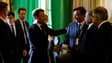 Le président français Emmanuel Macron serre la main du PDG d'Arcelor Mittal, Lakshmi Mittal alors qu'il participe à une réunion avec des investisseurs français et indiens lors du septième Sommet Choose France, visant à attirer les investisseurs étrangers dans le pays, au Château de Versailles, le 13 mai 2024.