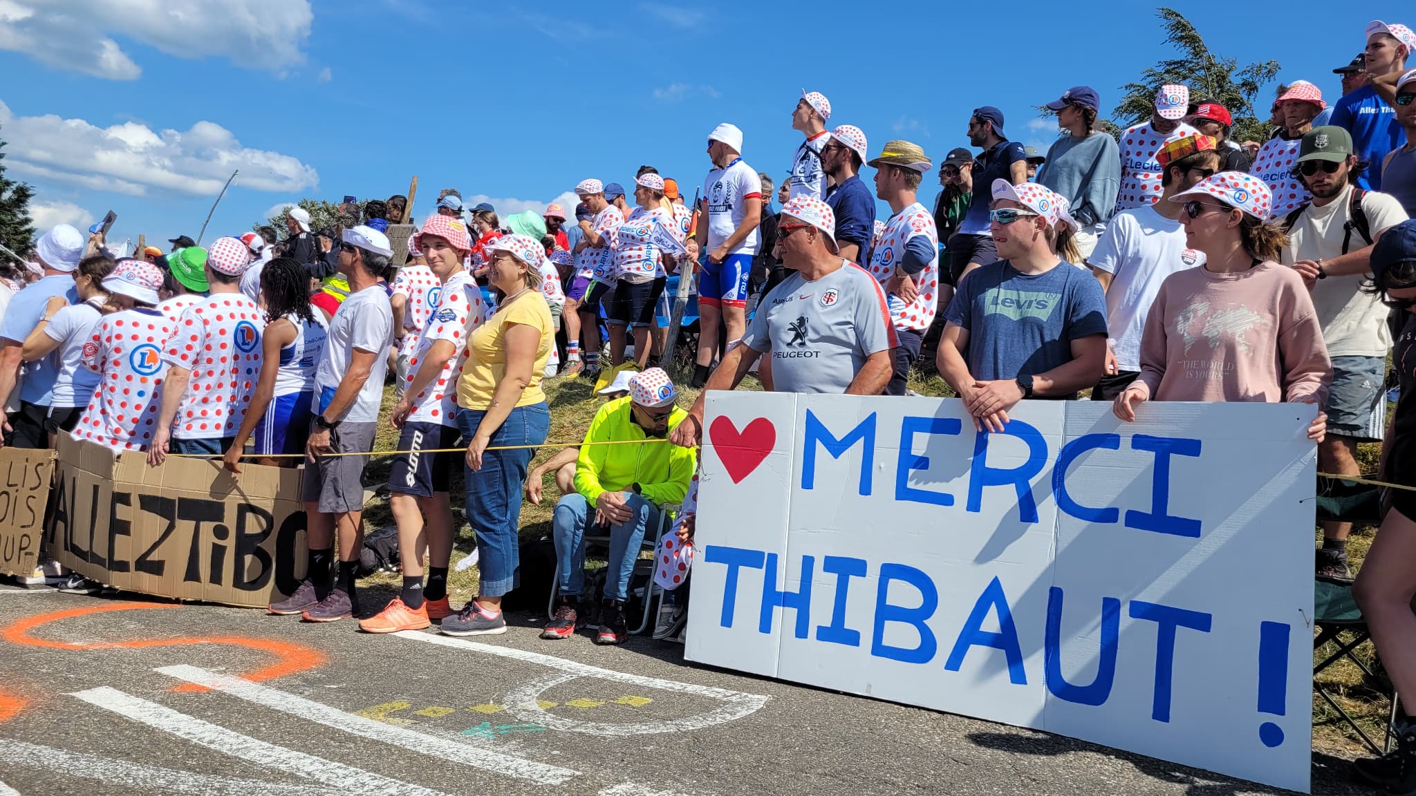 Des supporters de Thibaut Pinot le 22 juillet 2023 sur le Tour de France