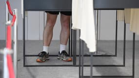 Un homme en train de voter dans un bureau de vote de Rennes le 7 mai 2017.