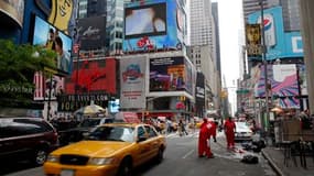 Les enquêteurs américains rassemblent les indices lundi pour tenter de trouver les responsables de l'attentat à la voiture piégée déjoué samedi soir dans le secteur new-yorkais de Times Square. /Photo prise le 2 mai 2010/REUTERS/Chip East