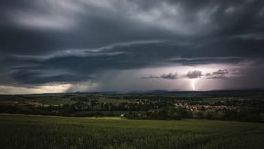Des images des orages dans le sud-ouest de la France ce lundi 19 mai 2025 dans la soirée