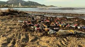 Déchets sur une plage à Marseille le 5 octobre 2021