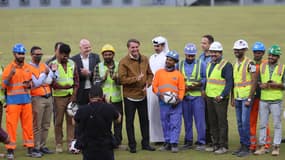 Gianni Infantino et Jair Bolsonaro auprès des travailleurs du Mondial 2022