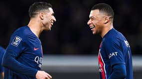 Achraf Hakimi et Kylian Mbappé tout sourire après un but du PSG en janvier 2024