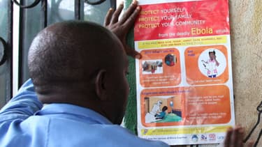 Au Liberia dans un centre de santé publique, on appose des affiches pour informer le public, ici le 31 juillet 2014