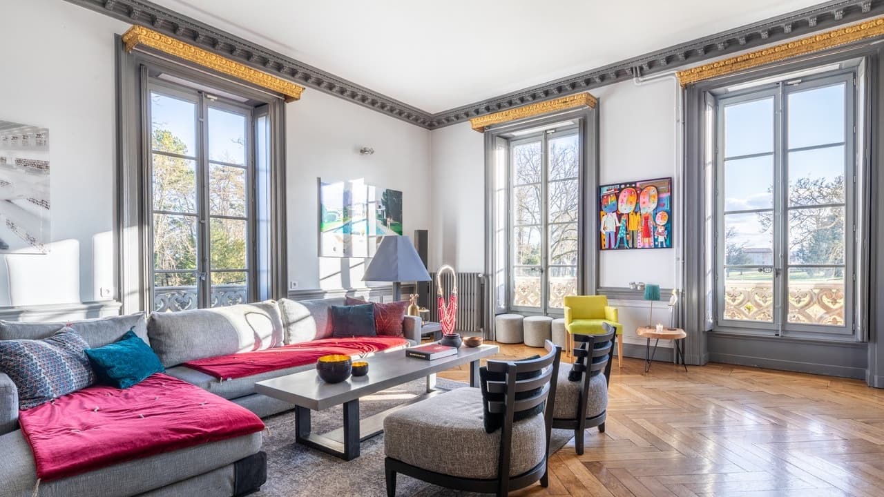Vue d'une des 15 pièces du château, rénovée en respectant le charme de l'ancien. Vue d'une des 15 pièces du château, rénovée en respectant le charme de l'ancien.