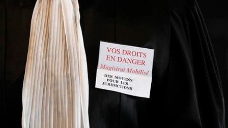 Slogans épinglés sur la robe d'un magistrat à Nantes, lors du mouvement de grève de février. Le monde judiciaire a entamé lundi un nouveau mouvement national de protestation pour demander un plan d'urgence afin de remettre à flot le système, parmi les plu