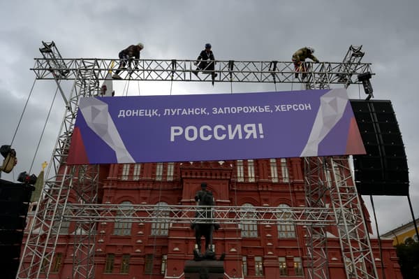Une pancarte disant "Donetsk, Lugansk, Zaporijjia, Kherson - Russie!" est installée sur la place Rouge en vue des festivités destinées à entériner l'annexion des 4 régions ukrainiennes à la Russie, le 29 septembre 2022