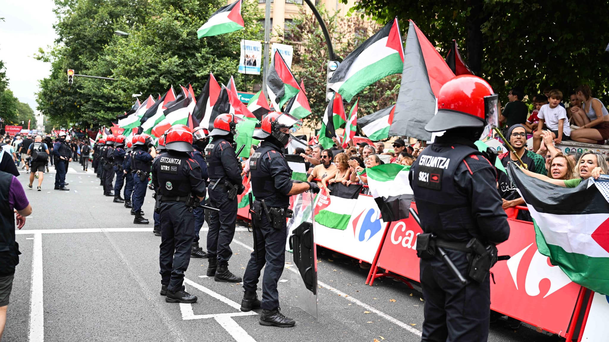 VUELTA: "IL FAUDRA QUE L'ÉQUIPE SE RETIRE", FACE AUX MANIFESTATIONS PRO-PALESTINE, L'ÉQUIPE ISRAEL-PREMIER TECH DOIT-ELLE QUITTER LA COURSE?