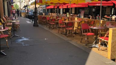 Une terrasse estivale à Paris.