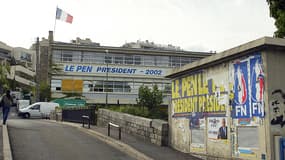 Le "Paquebot" à Saint-Cloud, le 30 avril 2002. Il était alors le siège du FN.