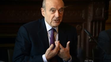 Le maire Les Républicains de Bordeaux, Alain Juppé, interrogé ce lundi sur les réformes du Code du travail prônées à Davos par le ministre de l'Economie, Emmanuel Macron, a ironisé en disant qu'il était "l'original" et Emmanuel Macron "la copie" - 25 janvier 2016