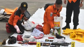 Les secours indonésiens trient les objets récupérés sur les lieux du crash du vol JT 610. 