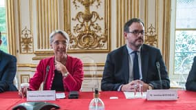 La Première ministre Elisabeth Borne avec à ses côtés son directeur de cabinet Aurélien Rousseau, lors d'une réunion de travail à Matignon, le 21 juin 2022.