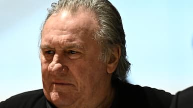 Gérard Depardieu arrive au quatrième jour de son procès pour agressions sexuelles sur deux femmes lors d'un tournage en 2021, devant le tribunal correctionnel de Paris, le 27 mars 2025.