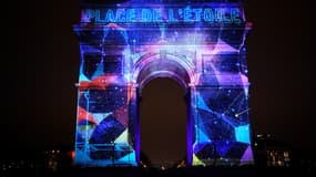 Des centaines de milliers de personnes sont venues assister au spectacle sur les Champs-Elysées et la place de l'Etoile, à Paris.
