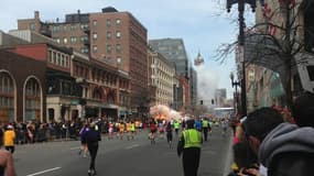 En haut à gauche de la photo, une silouette sur un toit, seule, juste après la deuxième explosion.