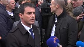 Départementales: "la démocratie est fragile", estime Valls