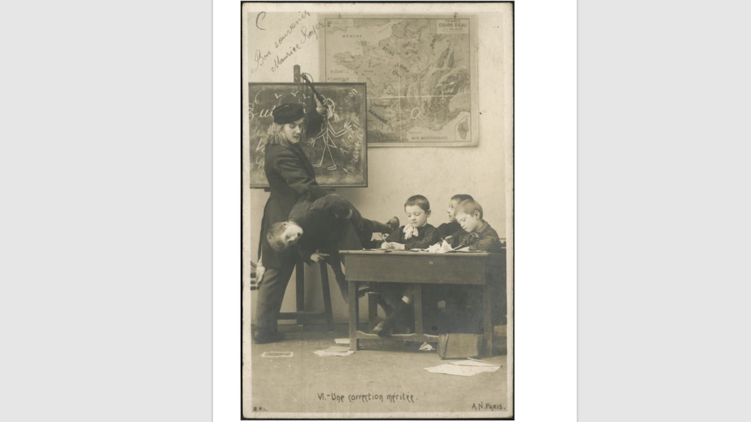 Une carte postale datant de 1905 représentant un instituteur frappant un garçonnet avec un martinet, tandis que trois autres écoliers copient leur leçon, dans une école primaire de garçons. Une carte postale datant de 1905 représentant un instituteur frappant un garçonnet avec un martinet, tandis que trois autres écoliers copient leur leçon, dans une école primaire de garçons.