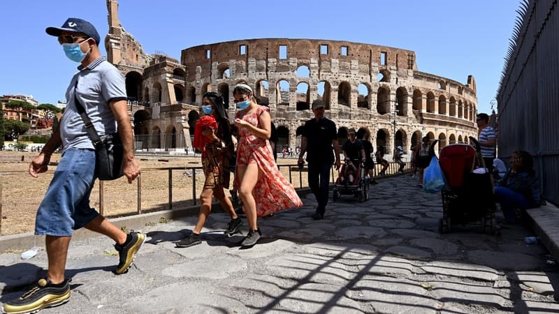 Des touristes près du Colisée à Rome le 22 août 2020.