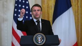 Le président français Emmanuel Macron s'exprime lors d'une conférence de presse conjointe avec le président américain Donald Trump à la Maison Blanche à Washington, DC, le 24 février 2025.