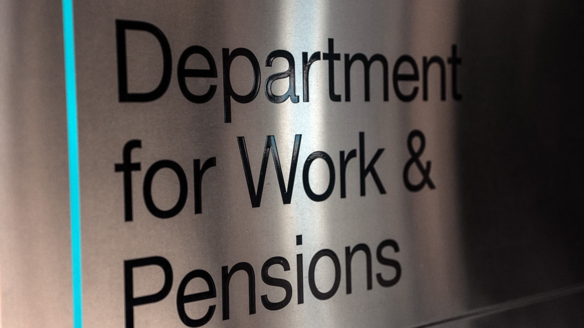 IL N'Y A PAS QU'EN FRANCE: UN TRÈS GÉNÉREUX MÉCANISME BRITANNIQUE VA AUGMENTER LES PENSIONS DE RETRAITE DE 5% METTANT EN PÉRIL LE SYSTÈME