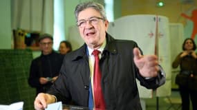 L'ex-candidat LFI à l'élection présidentielle française Jean-Luc Mélenchon glisse son bulletin dans l'urne dans un bureau de vote de Marseille, le 24 avril 2022