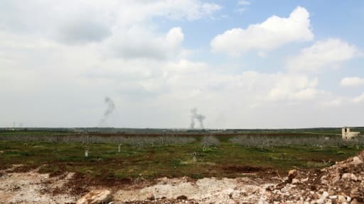 Attaque d'artillerie des forces syriennes contre les rebelles près de la ville de Qumhanah, dans la province de Hama, en Syrie, le 1er avril 2017