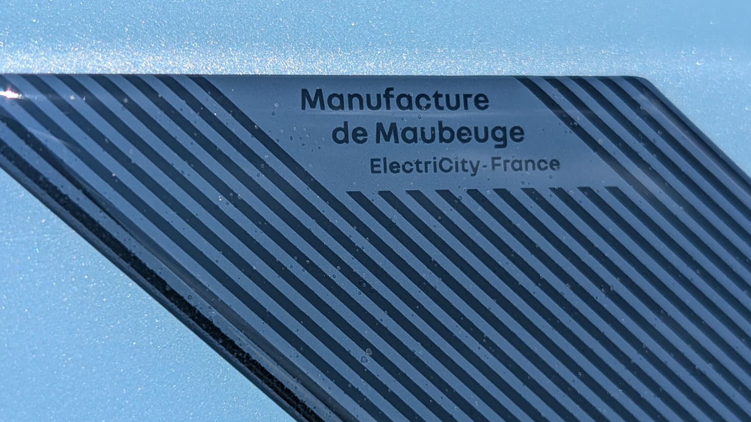 The sticker on the load hatch of the new R4 highlights the Maubeuge factory. The sticker on the load hatch of the new R4 highlights the Maubeuge factory.
