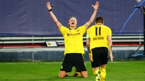 Erling Haaland devant Marco Reus, à Séville le 17 février 2021