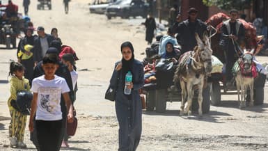 Des personnes fuyant Rafah arrivent dans la ville de Khan Yunis suite aux nouveaux ordres d'évacuation israéliens, dans le sud de la bande de Gaza, le 31 mars 2025.