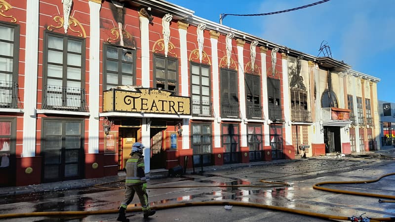 Cette photographie prise le 1er octobre 2023 montre un pompier passant devant la discothèque Teatre alors qu'au moins treize personnes ont été tuées dans un incendie, à Murcie.