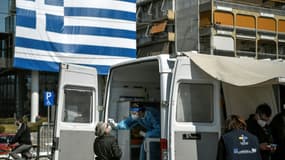Une antenne de dépistage du Covid-19 dans une banlieue d'Athènes, le 2 avril 2021 en Grèce