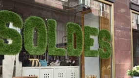 Les vitrines des boutiques de Strasbroug se mettent à la mode des soldes ce samedi 28 juin.