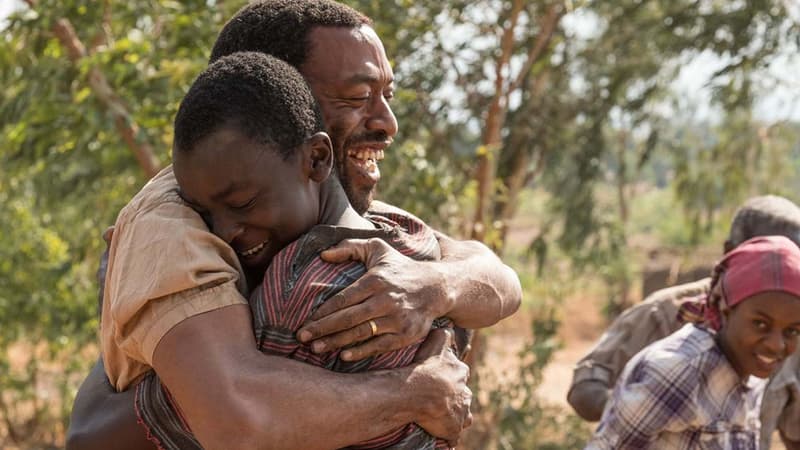 Chiwetel Ejiofor et Mawell Simba dans "Le Garçon qui dompta le vent"