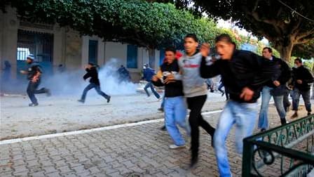 La police a dispersé vendredi la foule de protestataires qui assiégeaient depuis cinq jours la Casbah de Tunis, siège du gouvernement transitoire, au lendemain de l'éviction des derniers ministres "bénalistes", une des revendications principales des manif
