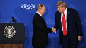 Le président américain Donald Trump et le président russe Vladimir Poutine se serrent la main, en Alaska, le 15 août 2025.