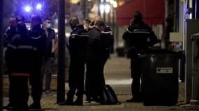 Des gendarmes devant le restaurant où la jeune fille a été retrouvée