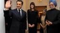 Le Premier ministre indien Manmohan Singh accueille à New Dehli Nicolas Sarkozy et Carla Bruni. Les négociations sur la fourniture à l'Inde de deux réacteurs nucléaires de type EPR par Areva ont enregistré des progrès décisifs et franchi un "point de non