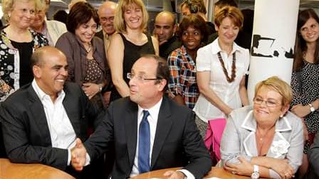 François Hollande, ici en campagne à Toulouse, conserve une avance confortable d'une quinzaine de points sur Martine Aubry à trois jours du premier tour de la primaire socialiste pour l'élection présidentielle, selon un sondage OpinionWay-Fiducial pour Le