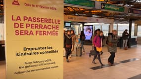 Des usagers utilisent la passerelle piétonne de Lyon Perrache mi-février 2025 avant sa fermeture pour démolition