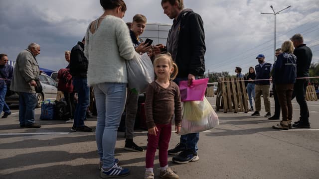 Une famille de réfugiés venue de Melitopol, occupée par les Russes, est arrivée à Zaporijia, le 2 mai 2022