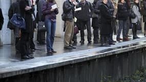 Un homme arrêté dans l'affaire du voyageur mort vendredi matin à la gare de Lyon, à Paris, nie avoir poussé la victime sur une rame de RER comme il en est soupçonné. /Photo d'archives/REUTERS