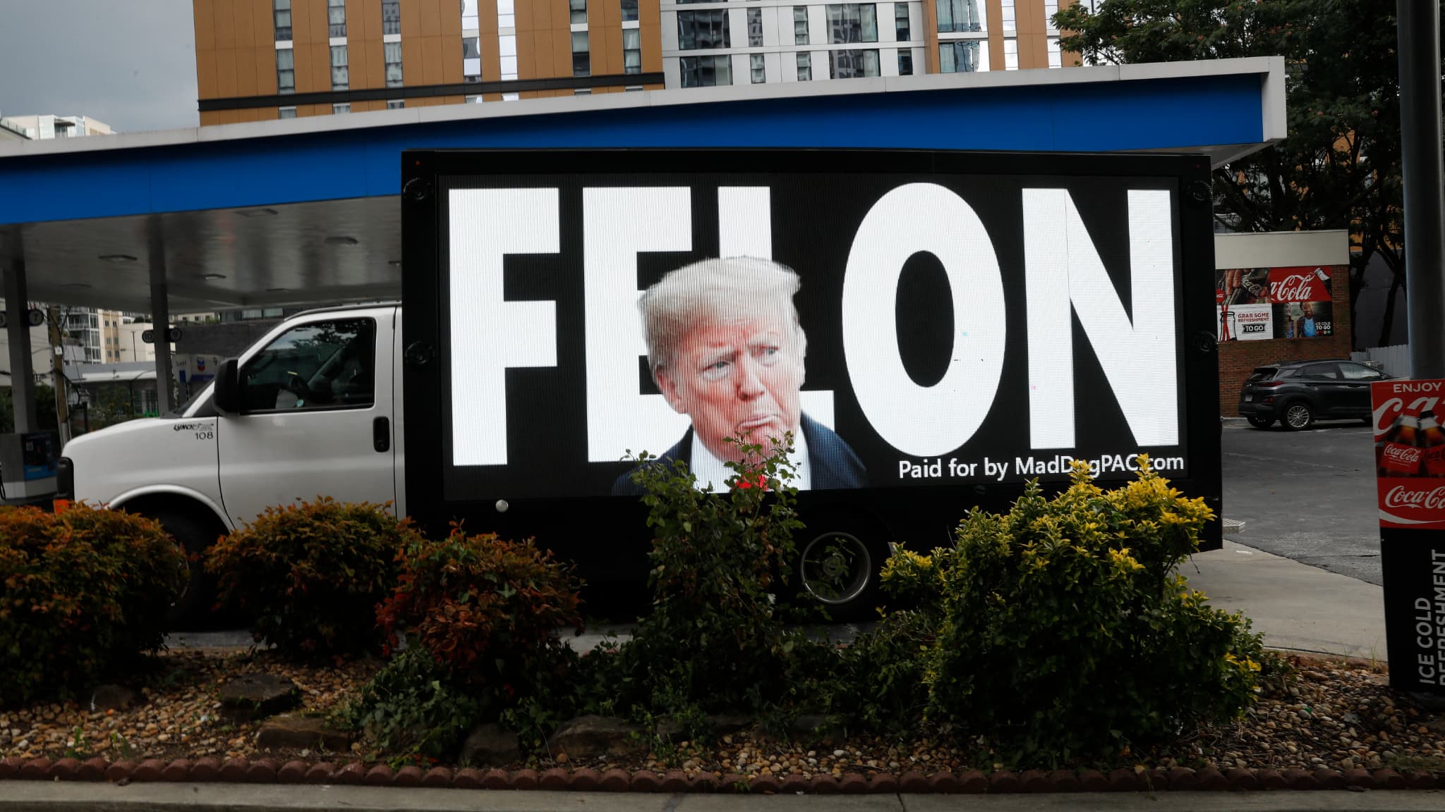 Une affiche visant Donald Trump, le jeudi 27 juin 2024 à Atlanta
