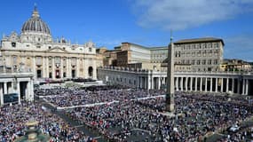 La foule est dense sur la place Saint-Pierre pour la messe d'inauguration du pontificat de Léon XIV, le 18 mai 2025