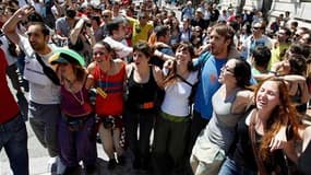 Jeunes manifestants devant la mairie de Valence, dans le sud de l'Espagne. Des centaines de jeunes Espagnols ont protesté samedi contre le chômage et les mesures d'austérité dans de nombreuses villes du pays, bravant ainsi une interdiction de manifester à