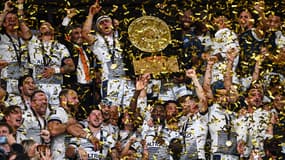 Les joueurs de Montpellier soulèvent le Bouclier de Brennus, le 24 juin 2022