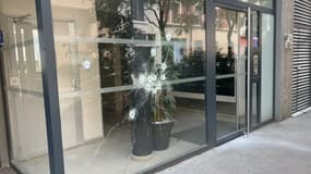 Plusieurs impacts de balle ont été découverts sur la façade d'un immeuble de Villeurbanne dans la nuit du lundi 15 au mardi 16 juillet.