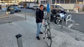 Franz Bousségui, infirmier niçois, a troqué sa voiture pour son vélo depuis mars 2022 face à la hausse du prix des carburants.